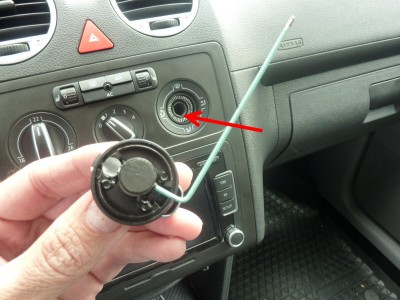 Adjust the Set screw so that you get a tight fit with the indicated groove.